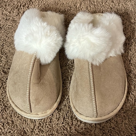 Women's Slippers with Faux Fur Lining - Picture 3 of 4